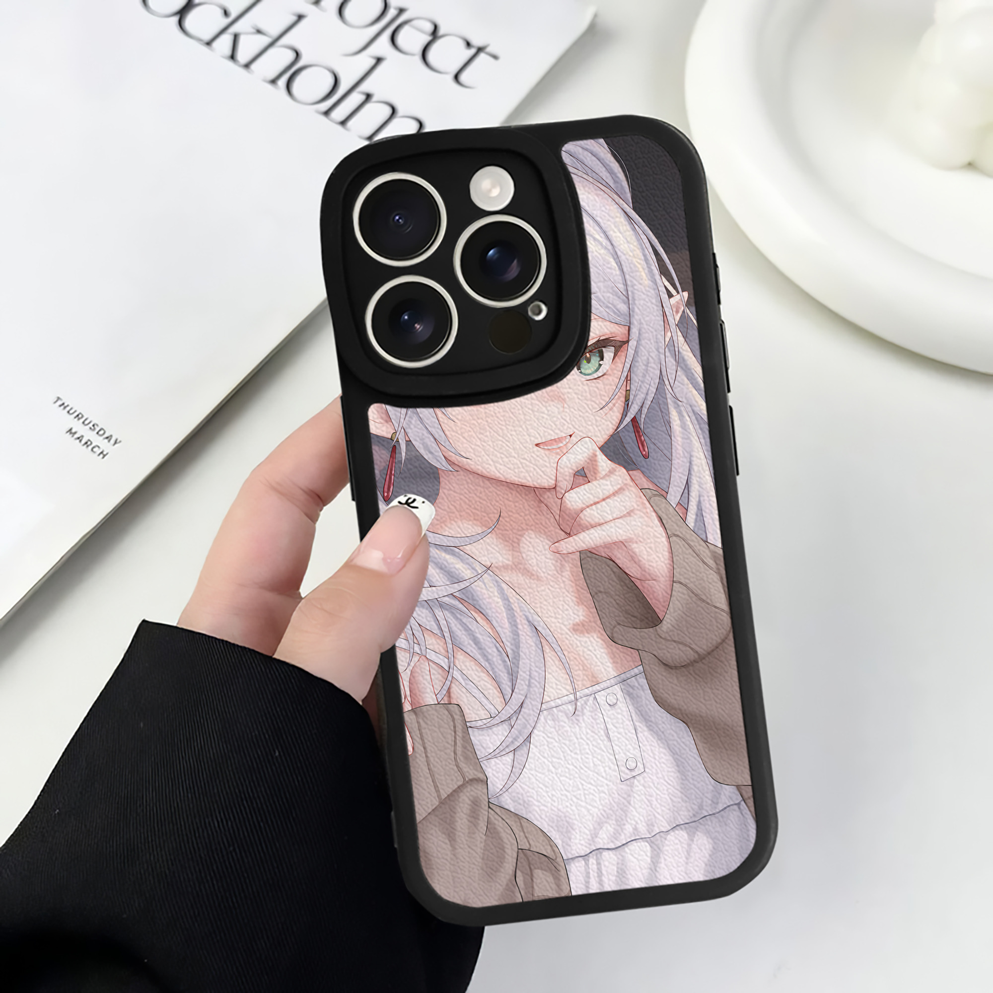 （画像用） 葬送のフリーレン Frieren 【iPhone 16シリーズ対応】シリコンスマホケース（レザー調） 材質：シリコン